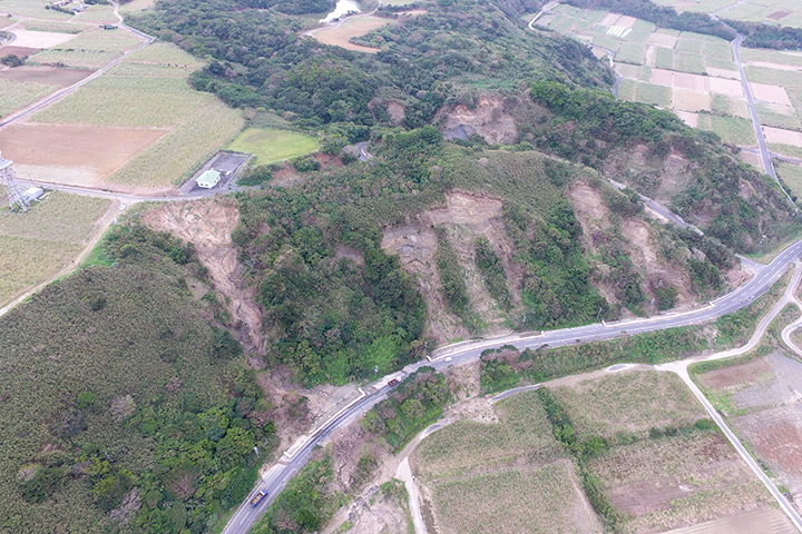 喜界島での島尻層群の崩壊・流動化（ドローン撮）